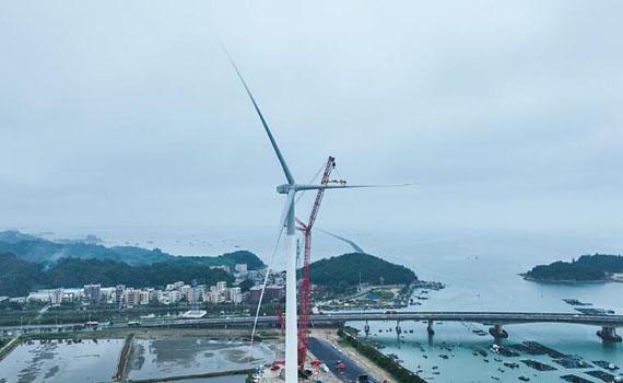 呂梁我國企業自主研制的18兆瓦半直驅海上風電機組吊裝成功