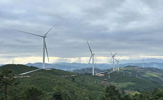 安陽大唐云南平壩東96MW風電項目塔筒順利吊裝完成